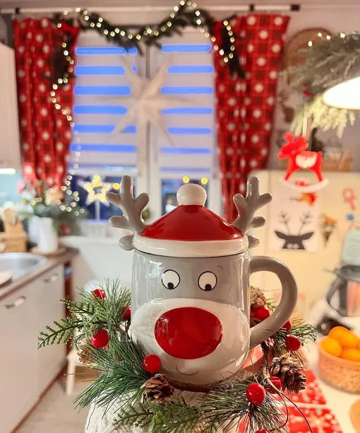 Симпатичные кружки с новогодней тематикой помогут стильно украсить кухню к Новому году 2026 Симпатичные кружки с новогодней тематикой помогут стильно украсить кухню к Новому году 2026