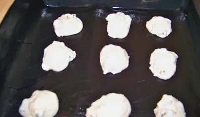 Осторожно подмешать абрикосы, инжир, миндаль, цедру лимона, корицу. С помощью двух чайных ложек отсадить на лист, проложенный пекарской бумагой, печенье. Дать подсохнуть два часа в комнате. Выпекать 20 минут при 150