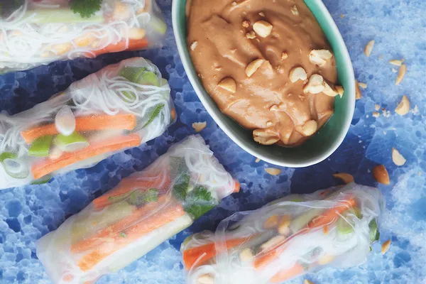 Спринг-роллы с овощами и ореховым соусом