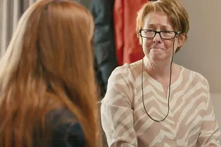 Женщина нашла биологическую мать по ДНК-тесту. Но счастливая встреча невозможна