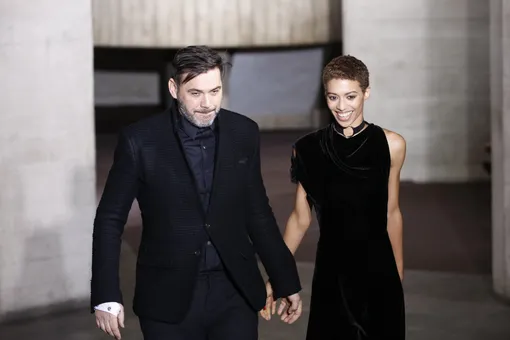 Модельер Ронал Муре с моделью Модельер Ронал Муре с моделью