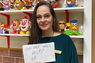 «Он бы погиб»: официантка чудом спасла мальчика, которого мучили родители