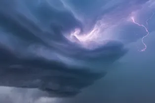 «Жёлтый» уровень опасности: на Москву надвигается гроза с порывистым ветром