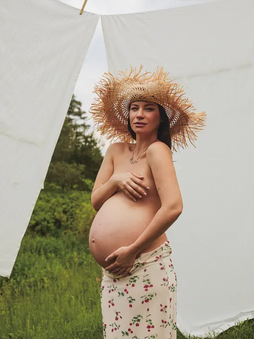 Платье, GLORIA JEANS; колье, FAIRY TABLE (POISON DROP); шляпа — собственность стилиста Платье, GLORIA JEANS; колье, FAIRY TABLE (POISON DROP); шляпа — собственность стилиста