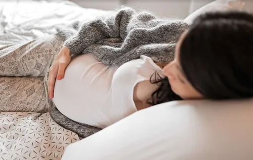 беременная лежит на диване беременная лежит на диване