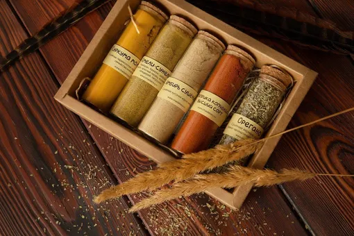 Набор специй из разных стран в деревянной коробке