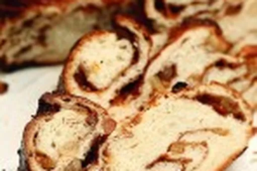 Плетенка с изюмом и корицей