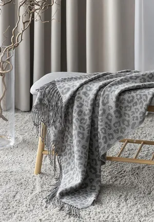 Стильный плед на кресло и на диван с леопардовым принтом