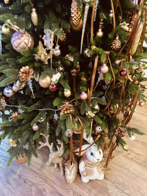 декор елки в медных оттенках