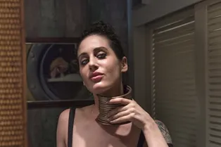 Женщина пять лет носила металлические кольца, чтобы удлинить шею — а потом решилась их снять Женщина пять лет носила металлические кольца, чтобы удлинить шею — а потом решилась их снять