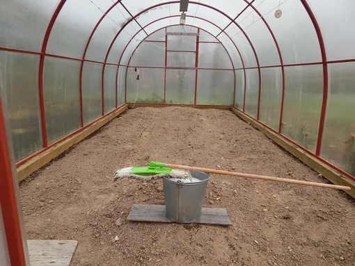 Уборка теплицы и удобрение почвы Уборка теплицы и удобрение почвы