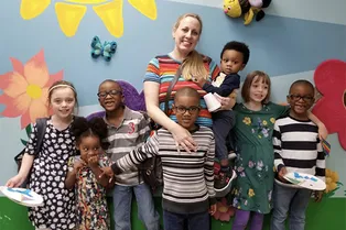 «Мы семья. Официально»: пара усыновила пятерых детей, которых разлучили в приюте