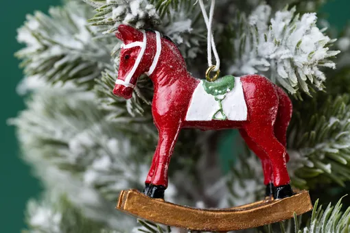 15 ёлочных игрушек, которые понравятся Огненной Лошади и принесут удачу в 2026 году