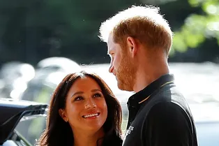 Директор Spotify Билл Симмонс назвал принца Гарри и Меган Маркл мошенниками Директор Spotify Билл Симмонс назвал принца Гарри и Меган Маркл мошенниками