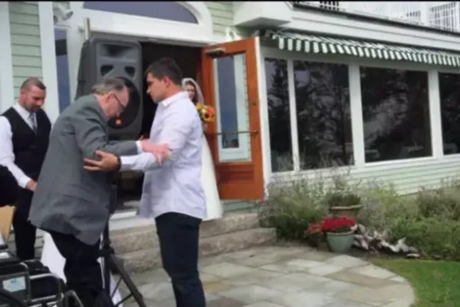 Отец встал с коляски на свадьбе дочери Отец встал с коляски на свадьбе дочери