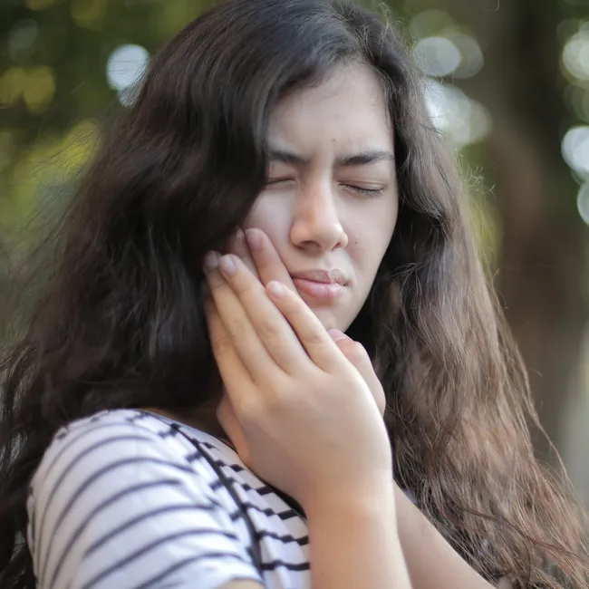 В самый неподходящий момент: стоматолог объяснила, что делать, если разболелся зуб в отпуске