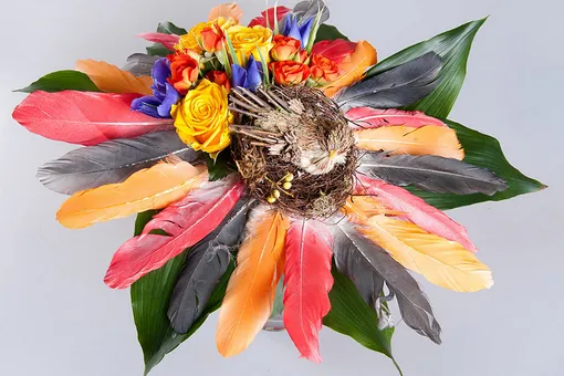 Пасхальная композиция на каркасе из перьев Пасхальная композиция на каркасе из перьев