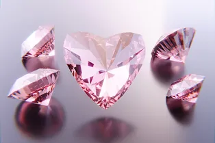 Мужчина вставил бриллиант в глаз и стал звездой Сети Мужчина вставил бриллиант в глаз и стал звездой Сети