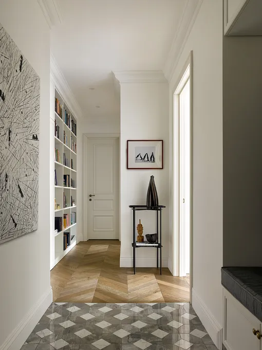 Картина в прихожей «Арт Намалевич», консоль, GK Concept. прихожая