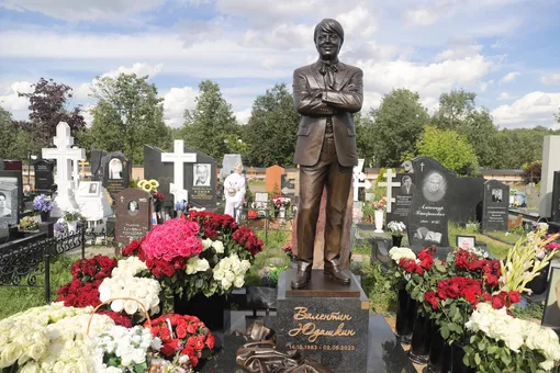 Памятник Валентину Юдашкину на Троекуровском кладбище Москвы
