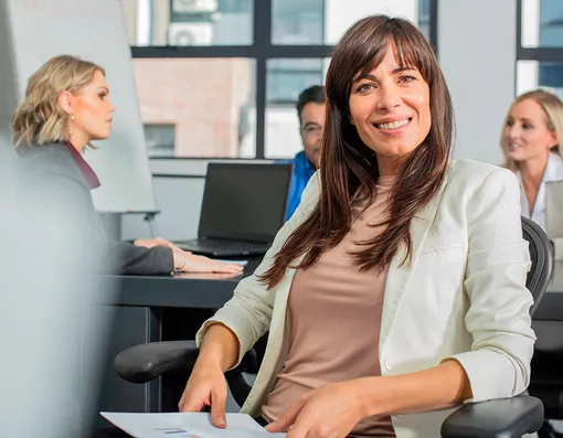 женщина в офисе женщина в офисе