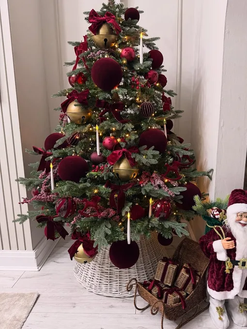 Бархатные шары на елке— тренд 2026 года.Такие игрушки привлекают удачу в год Огненной Лошади благодаря глубоким оттенкам красного. Бархатные шары на елке— тренд 2026 года.Такие игрушки привлекают удачу в год Огненной Лошади благодаря глубоким оттенкам красного.