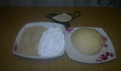 Готовим начинку: орехи пропускаем через мясорубку, смешиваем с сахарной пудрой, добавляем корицу и кардамон. Масло сливочное 200 гр. растапливаем.