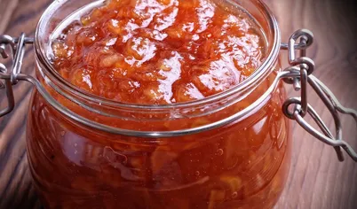 Раскладываем мармелад по заранее простерилизованным баночкам