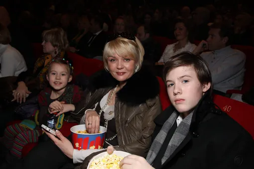 Юлия Меньшова с сыном Андреем и дочерью Таисией в 2011 году Юлия Меньшова с сыном Андреем и дочерью Таисией в 2011 году