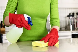 Больше вреда, чем пользы: почему не стоит использовать отбеливатель для уборки дома