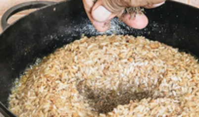 После закипания перемешайте, приправьте сушеными специями и тушите еще 20 минут. Накройте крышкой, выключите огонь, дайте настояться 10–15 минут.