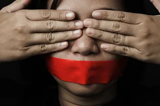 Австралийские власти собираются платить деньги за разрыв отношений с абьюзером