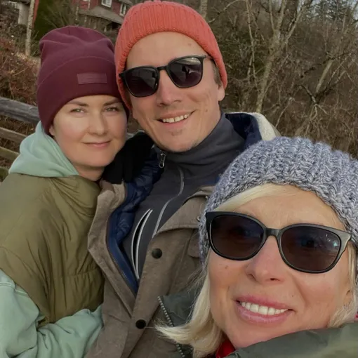 Алена Свиридова с сыном Василием и невесткой Алена Свиридова с сыном Василием и невесткой