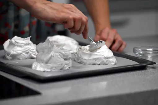 Пирожное Павлова — выкладываем меренги на противень Пирожное Павлова — выкладываем меренги на противень