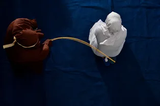 В Индонезии женщину за измену наказали 100 ударами палкой. Мужчине досталось 15