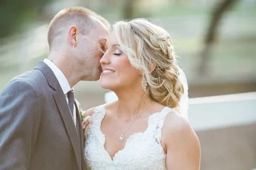 Жертва домашнего насилия вышла замуж за врача, спасшего ей жизнь Жертва домашнего насилия вышла замуж за врача, спасшего ей жизнь