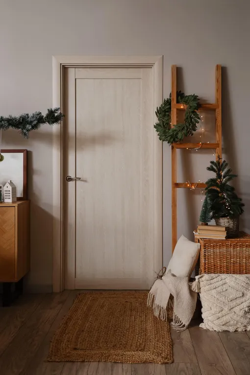 Можно поставить елку даже на коробку или плетеную корзину. Мини-ёлка