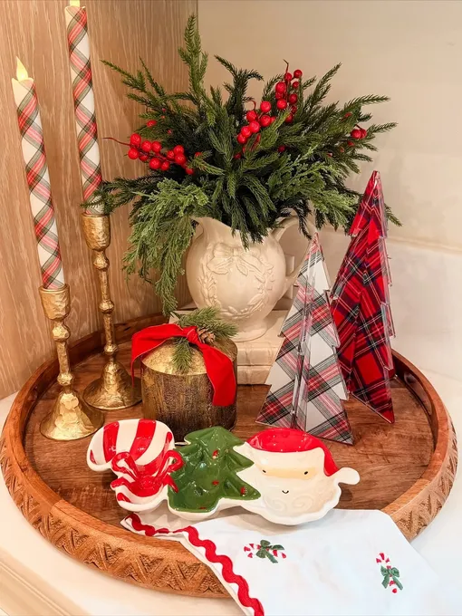 Букет с хвоей создаст атмосферу нового года даже в самых маленьких зонах. Букет с хвоей создаст атмосферу нового года даже в самых маленьких зонах.