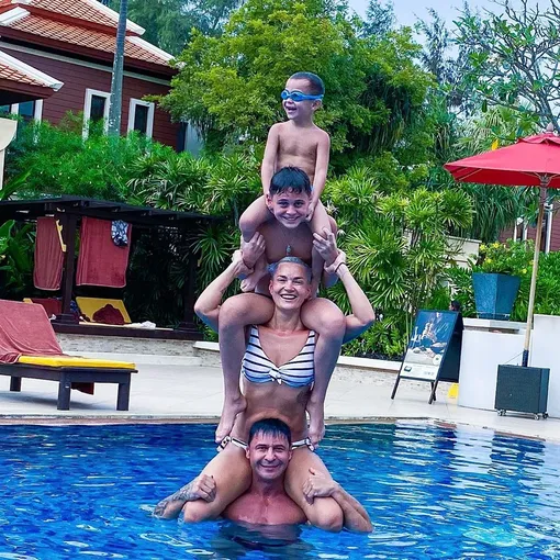 Стас Костюшкин на отдыхе с женой и сыновьями