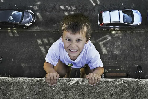 Камера сняла драматичный момент: полицейский спасает падающего из окна мальчика Камера сняла драматичный момент: полицейский спасает падающего из окна мальчика