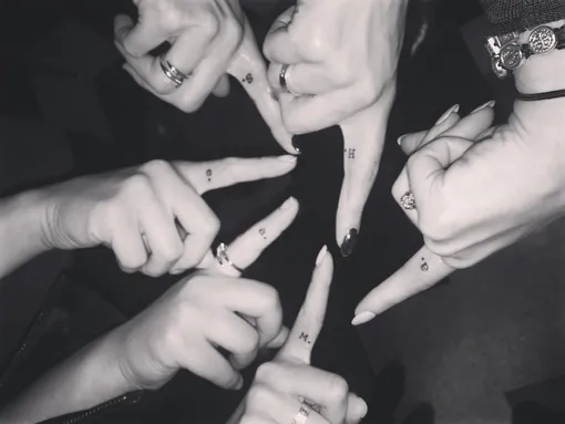 На долгую память: звёзды, сделавшие совместные татуировки после съёмок