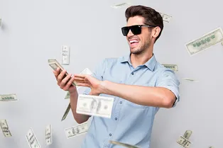 В Италии мужчине 15 лет платили зарплату — не зная, что он не ходит на работу