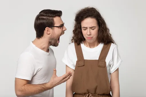 муж кричит на жену