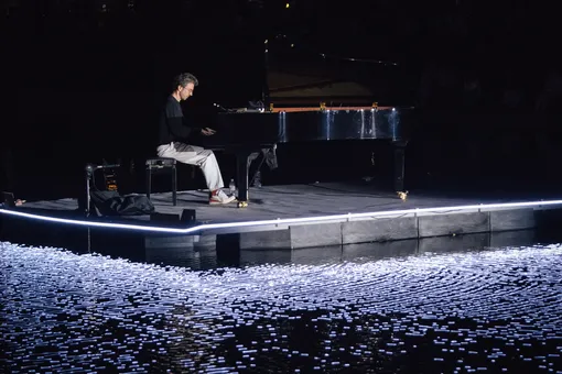 Концерт-перформанс на Патриарших прудах пианиста Никиты Тонконогова собрал 1600 зрителей Концерт-перформанс на Патриарших прудах пианиста Никиты Тонконогова собрал 1600 зрителей