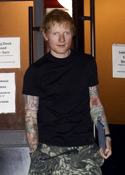 Эд Ширан выходит из SoHo House Эд Ширан выходит из SoHo House