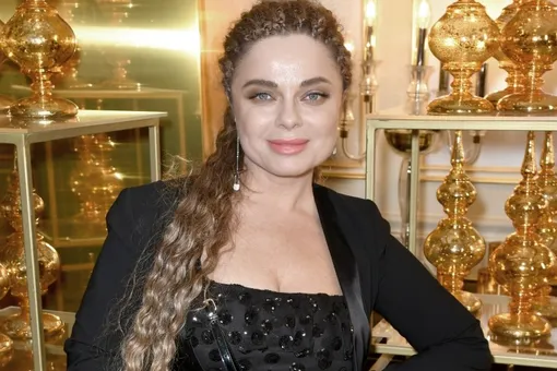 Наташа Королева показала дачу: огромный красный стул и слон из травы Наташа Королева показала дачу: огромный красный стул и слон из травы