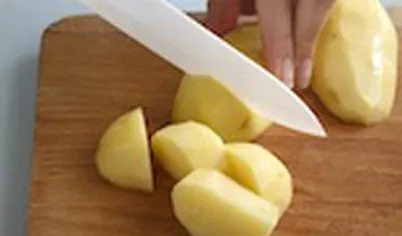 Картофель очистите, нарежьте. Картофель очистите, нарежьте.