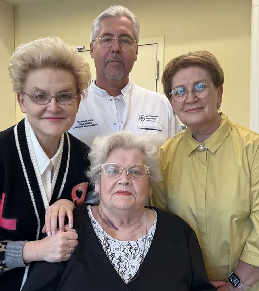 Елена Малышева с братом-близнецом Алексеем Шабуниным, сестрой Мариной и матерью Галиной Александровной в 2024 году