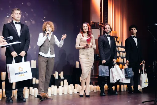 Победительницу в номинации «Пора готовить» Екатерину Михайлову объявляет бренд-шеф и кулинарный блогер Елена Ландэ