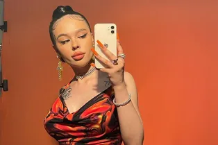 Инстасамка обвинила стилиста в краже 3 миллионов рублей Инстасамка обвинила стилиста в краже 3 миллионов рублей